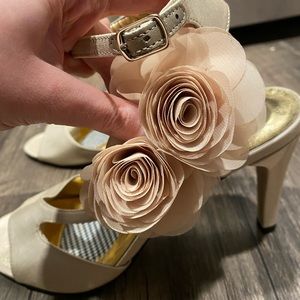 NWOT Fun flirty party heels gold pink rose 3D flowers